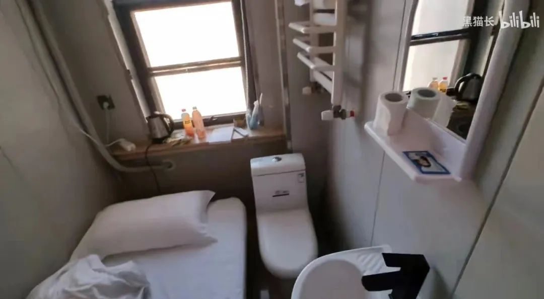 “放在卫生间里的床”冲上热搜，堪称当代现实恐怖故事