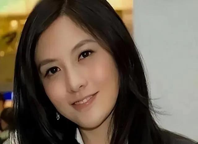 掌舵10年欠债百亿，90后“千亿白富美”撤了，留下老爸收拾烂摊子