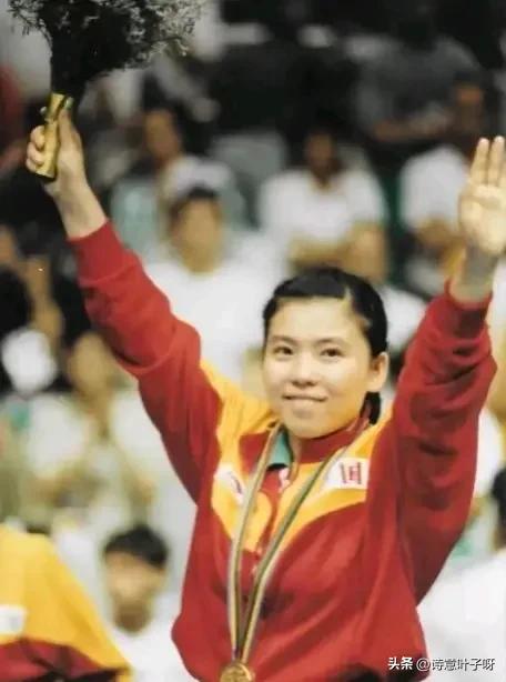 乒乓球世界冠军邓亚萍照片,乒乓球邓亚萍个人简介