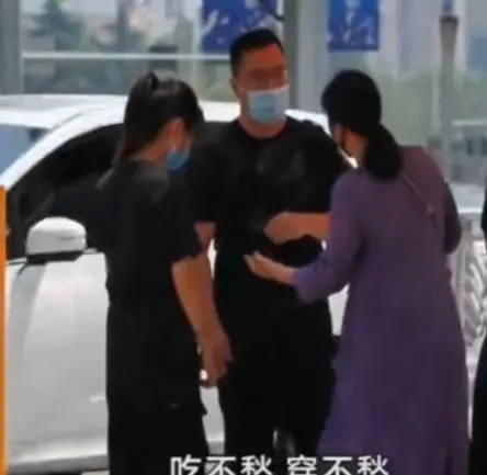 到底打了谁的脸？抑郁症少女被母亲当街怒骂：不愁吃喝你装什么装