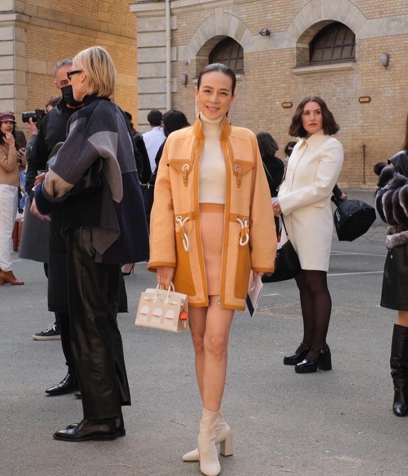 56岁泰国名媛：爱马仕随心背，带队打世界杯，还是泰王白月光？