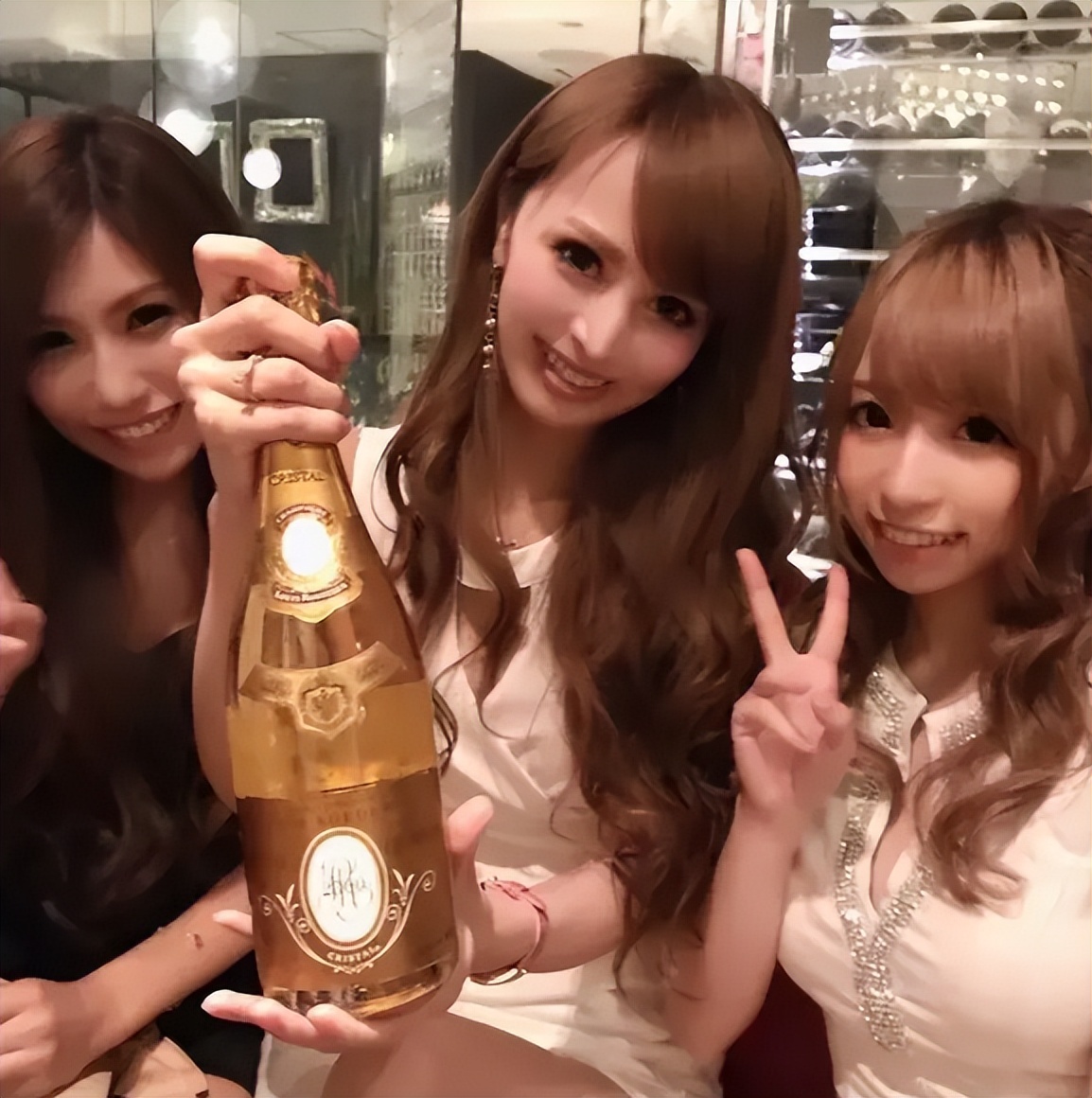 日本风俗业：全国从业女性超30万，年产3300亿？擦边球的灰色地带