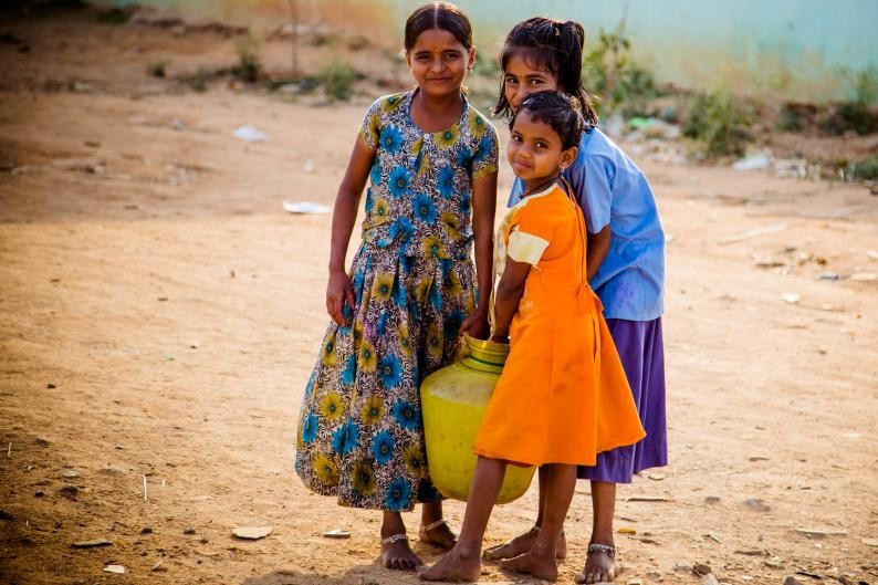 月经耽误工作怎么办？每年有10万印度女人割掉子宫，只为多挣钱！