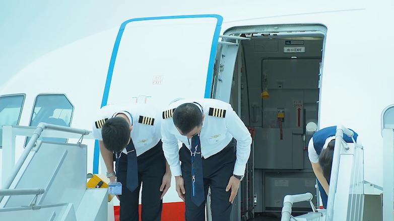 飞机挡风破裂数百人被困万米高空,玻璃破裂飞机迫降视频