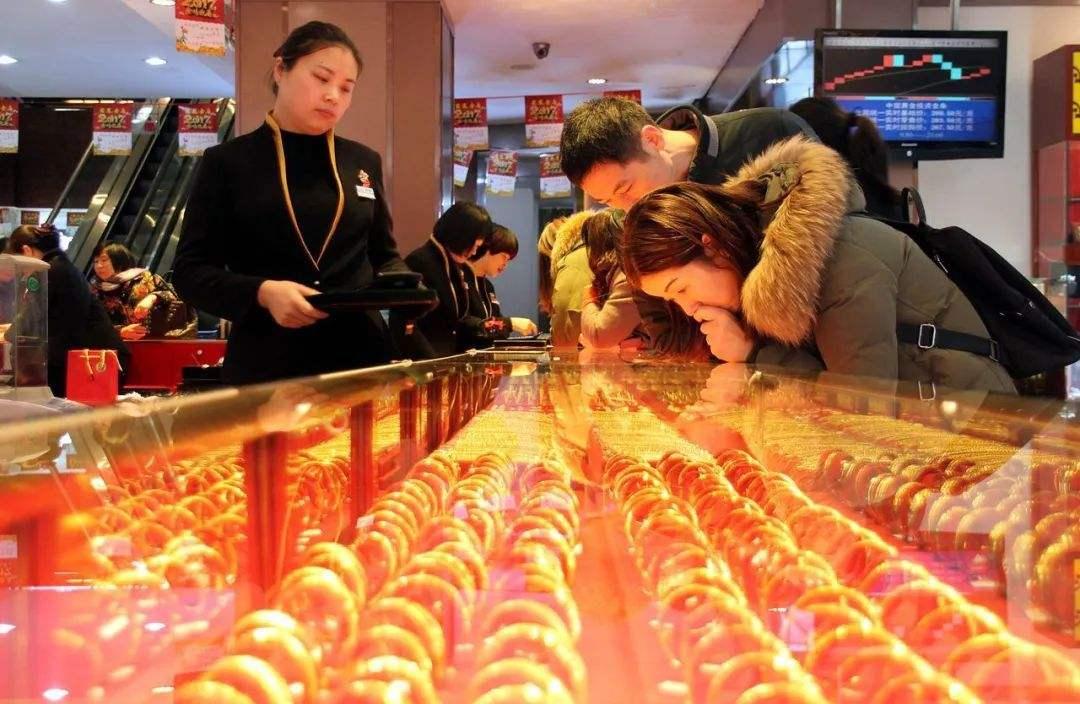 全球只剩5.3万吨黄金，中国95后女性50%都拥有，年轻人成购买主力