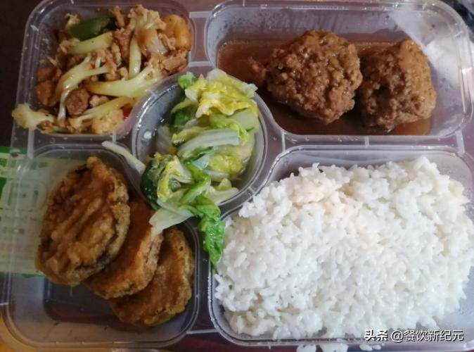 上海小伙晒隔离餐走红，360元包三餐，7天胖8斤，调侃：要出栏了