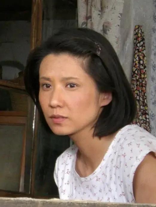 饰演暖春中的小花现在怎么样了,为什么电视剧版暖春小花换人了