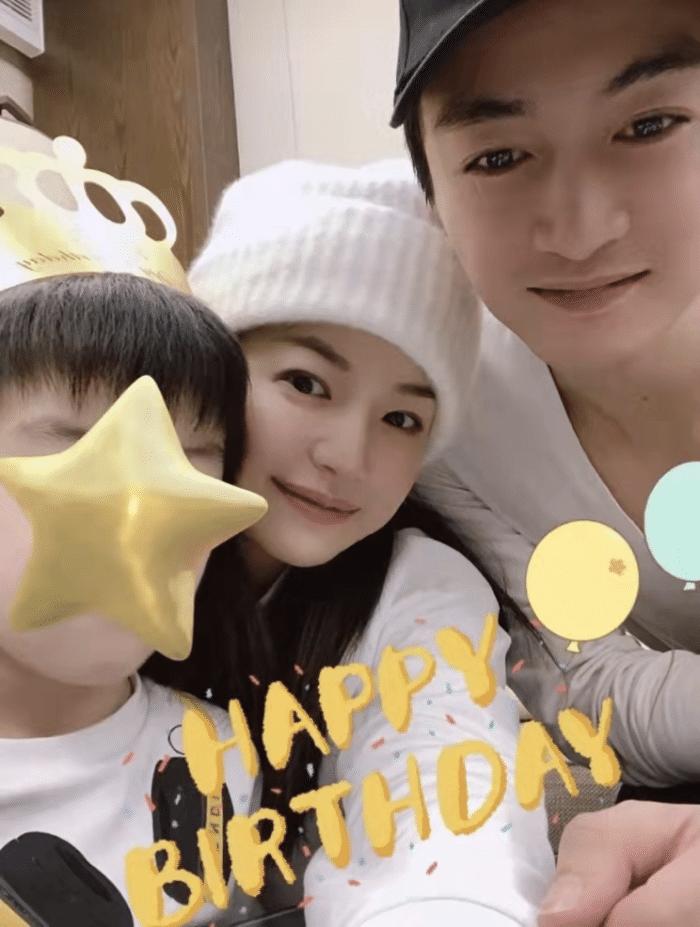 陈妍希陈晓合体现身高调撒狗粮,陈妍希晒全家福为陈晓庆生