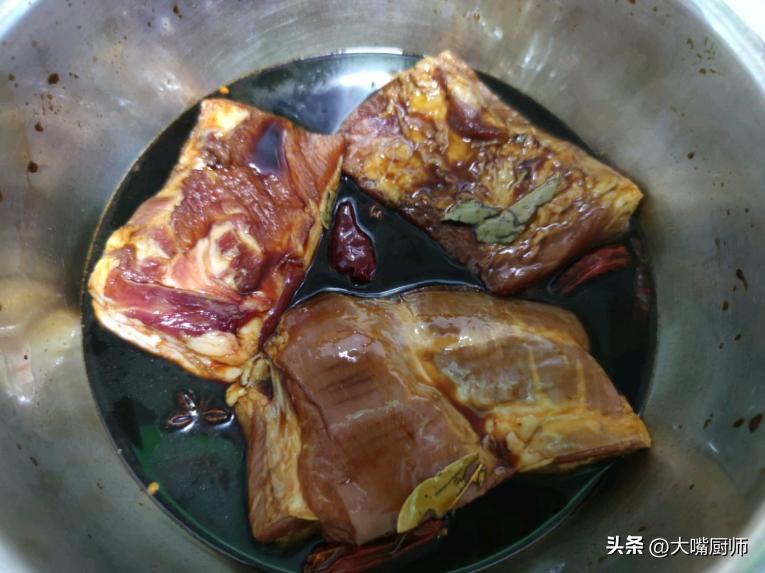 五花肉用酱油泡一晚，比腊肉卤肉都好吃，又嫩又香还不腻，收藏了