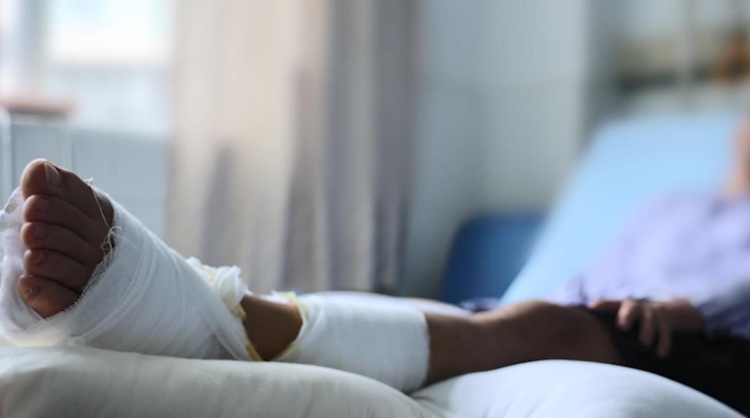 【一线警察】出镜得“打码”的他，骨折仍不松手！