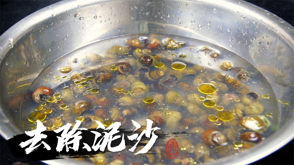为什么田螺放在清水里会吐泥沙,清洗田螺泥沙用盐