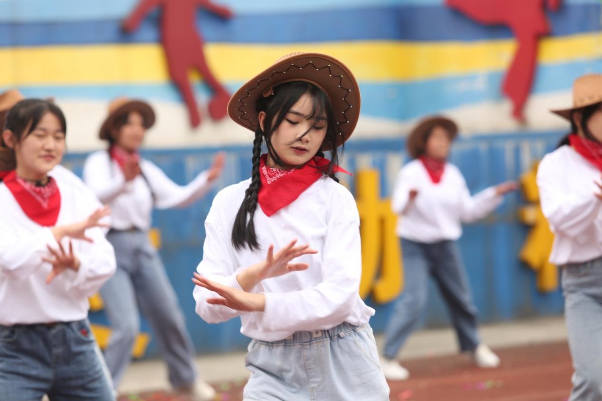 超燃超好看!四川这所中职运动会开幕式成大型cosplay现场?