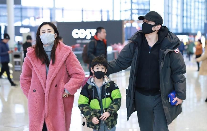 刘芸穿衣打扮风格,刘芸穿搭黑色长裙