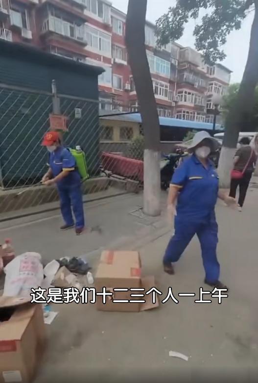 大妈月工资上万元，买一年快递从不拆封，物业请十三个人清理一天