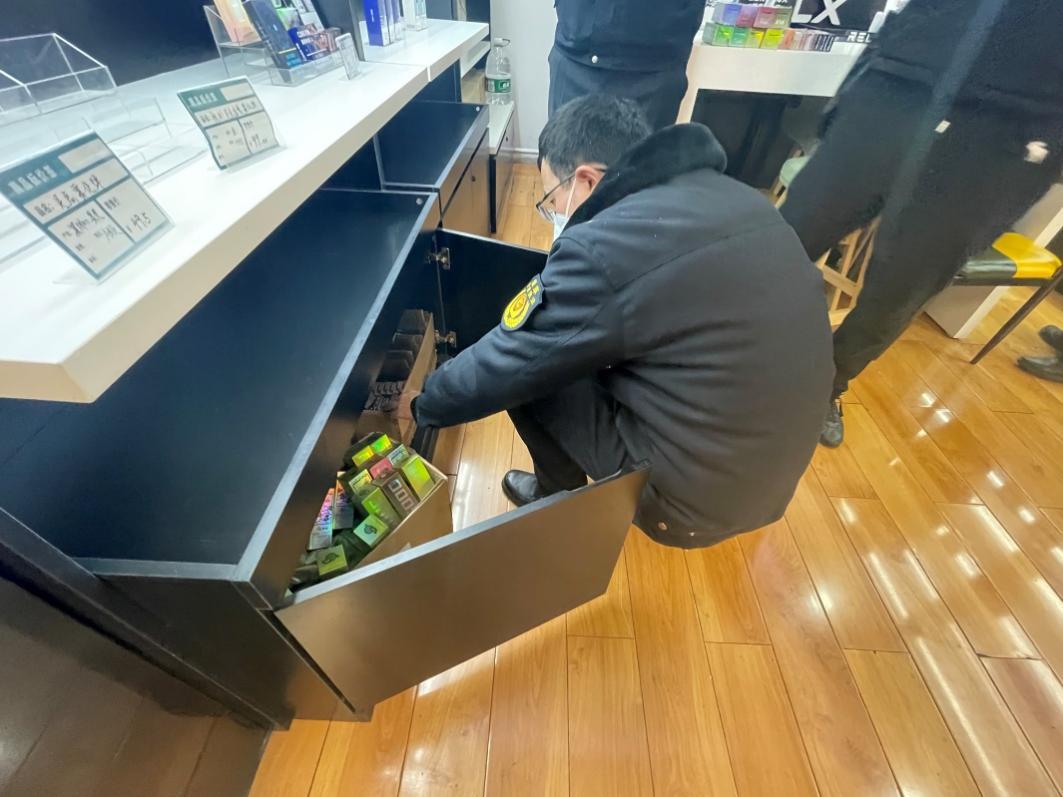 曦哥来帮忙|销售“三无”*子烟电**？查处！