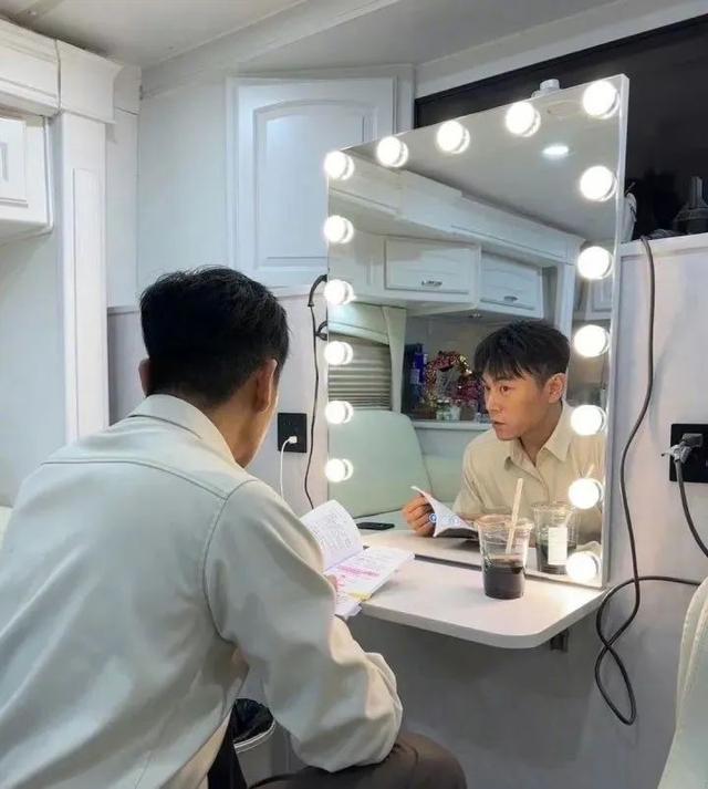 才女伊能静，童年坎坷：被父抛弃、“狗链”栓脖又被逼吃“狗粮”