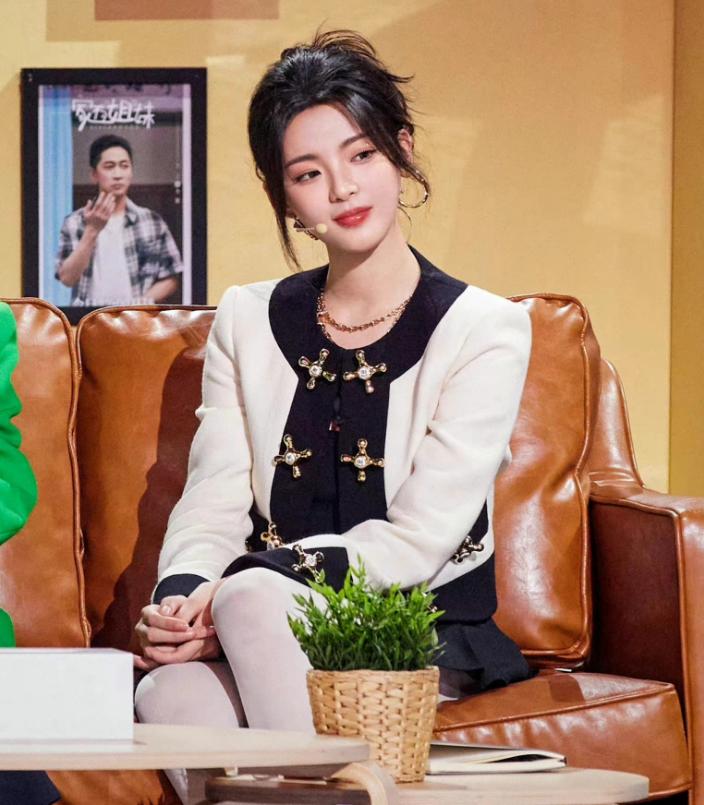 杨超越jk制服极限挑战,杨超越跳舞粉色制服裙