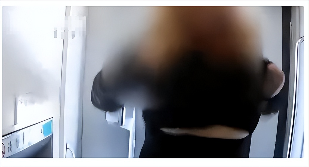 年轻女子高铁上当众劈叉,高铁劈叉女