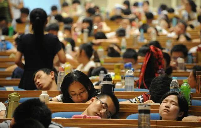 现在的大学生每天都在干嘛？为什么很多连毕业证都混不到？