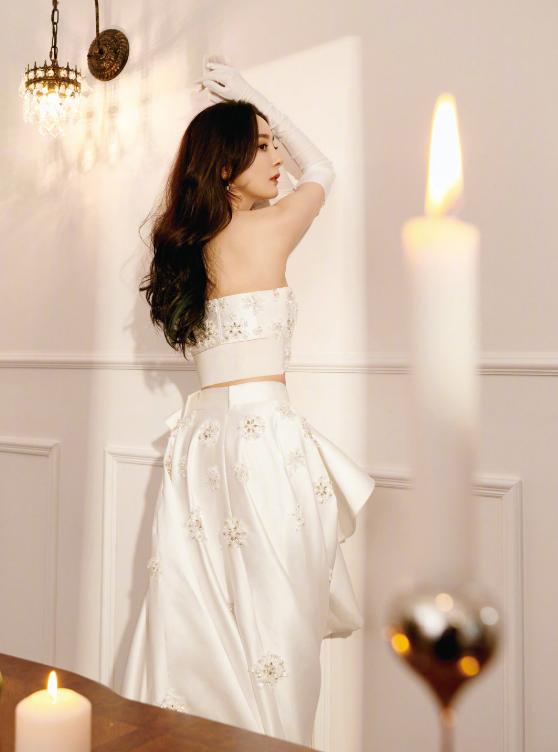 杨幂露脐装时尚,杨幂穿黑色露脐装现身机场