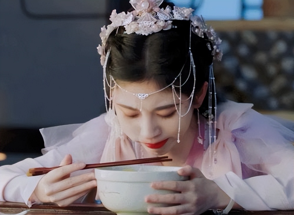 同样是演吃饭,把杨紫和杨洋、鞠婧祎放在一起看,差距就出来了