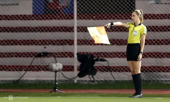 女足亚洲杯决赛女边裁,女足夺冠球迷疯狂