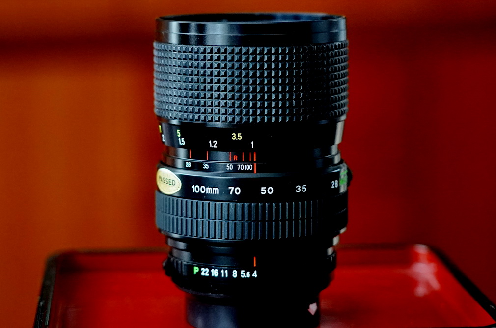 理光有几款50mm镜头,廉价的相机