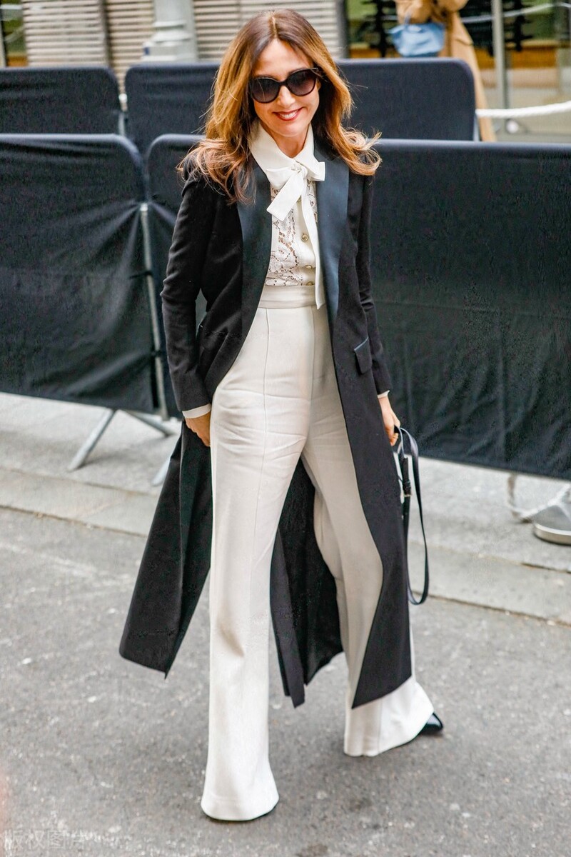 艾尔莎-齐鲁斯坦黑色西装大衣+白色衬衣+阔腿裤时尚迷人