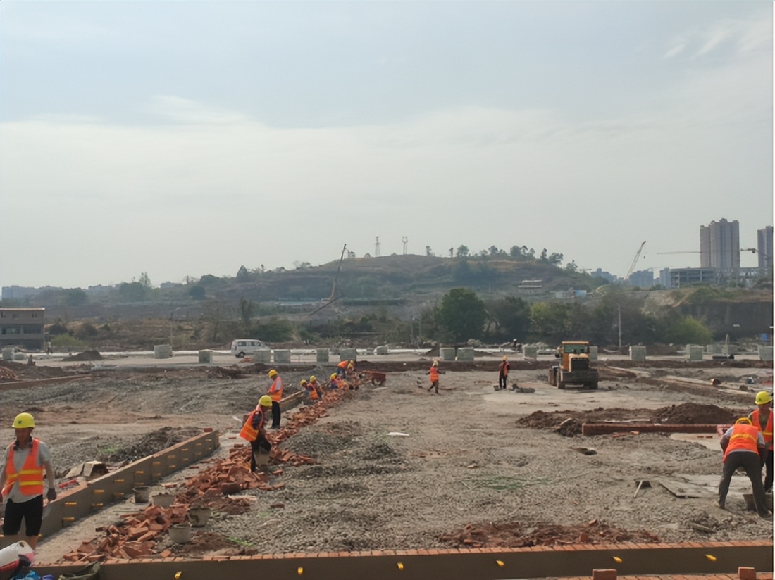 重庆专业足球场主体封顶,重庆专业足球场效果图