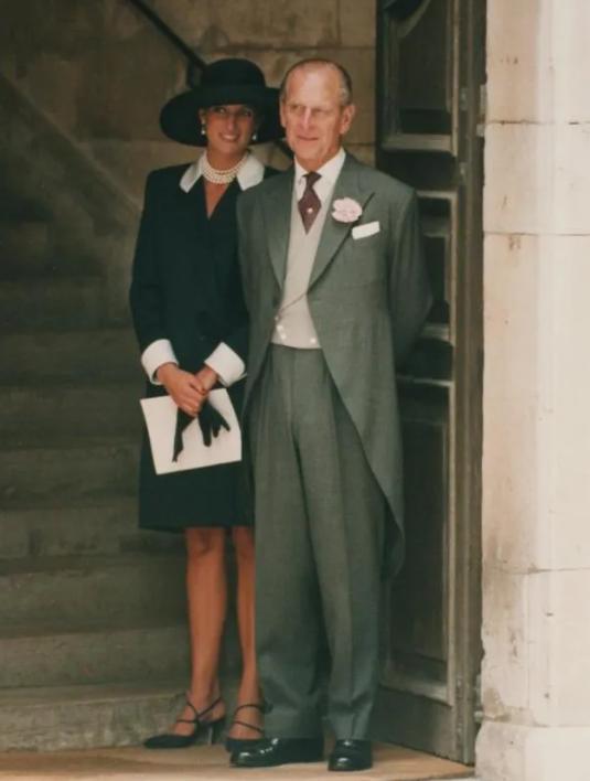 查尔斯怀念菲利普亲王,英国国王查尔斯悼念父亲