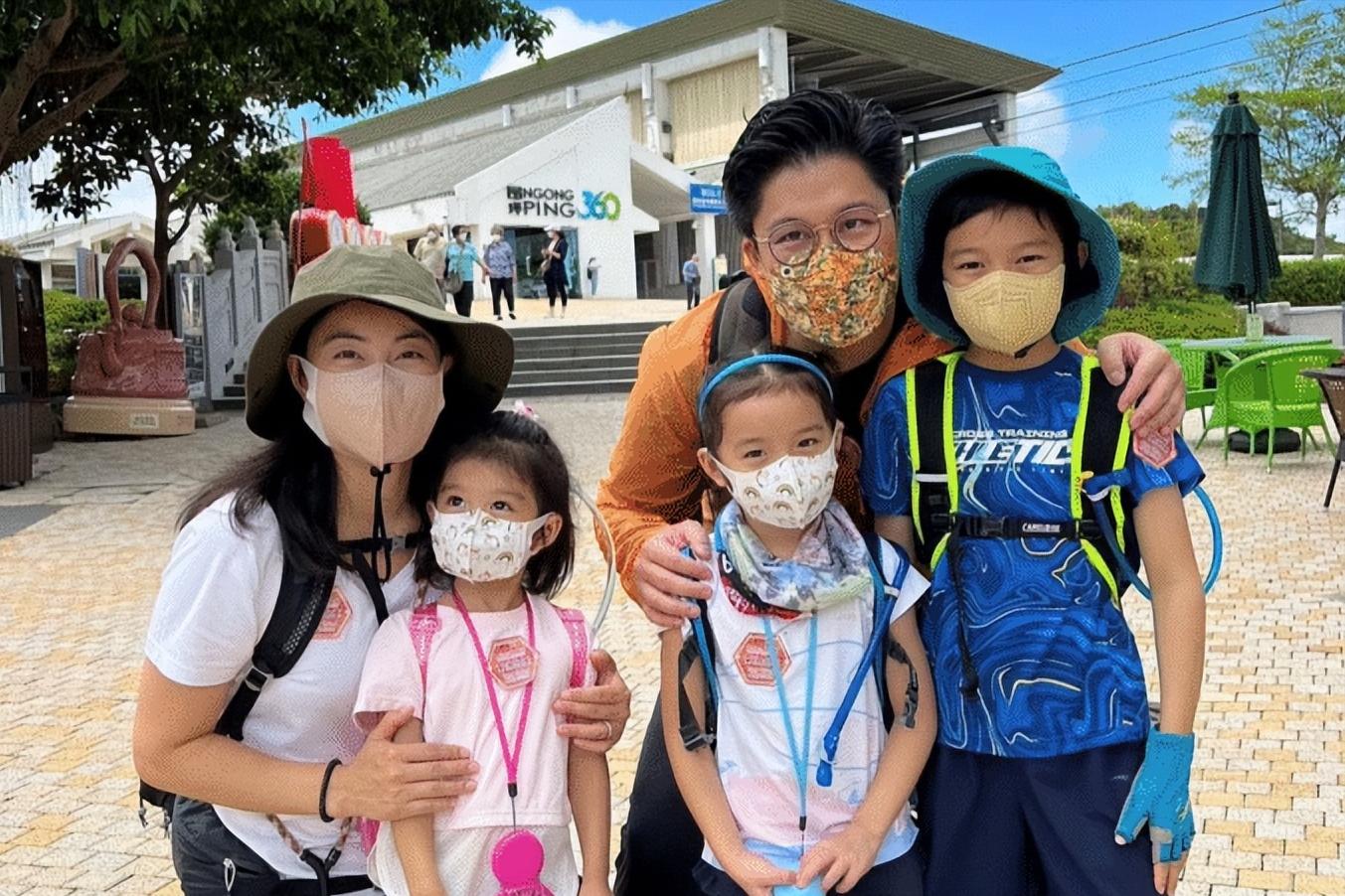 郭晶晶背小布包和老公上街购物 (郭晶晶用的帆布爱马仕包)