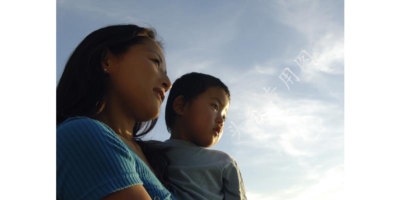 离婚十年，60岁的她拎一包东西上门：东西收下，我照顾你有仨条件