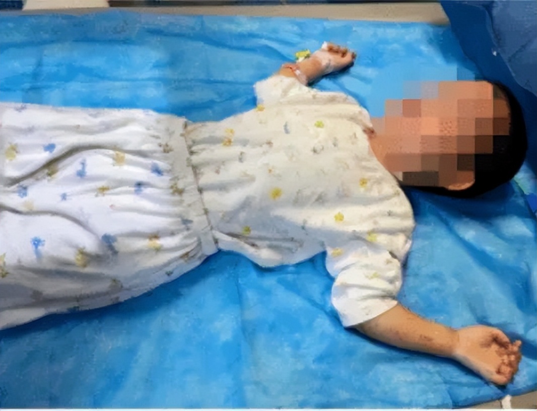 7岁女孩把4岁男童塞进深井,7岁女孩将4岁男童扔井里过程