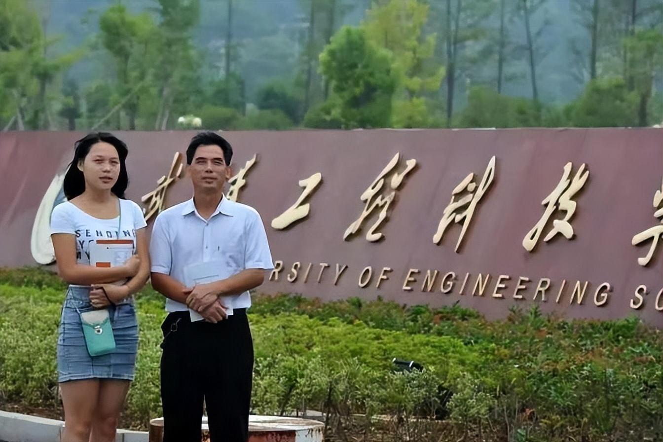 43岁农民陪女儿高考成大学辅导员,农民陪女儿高考