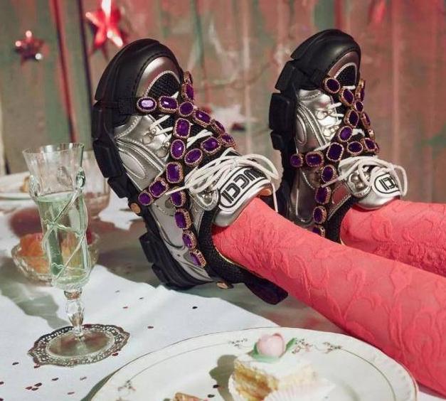 前脚洗,后脚丢!学生丢800元一双袜子终暴雷,高中生炫富炫在脚上