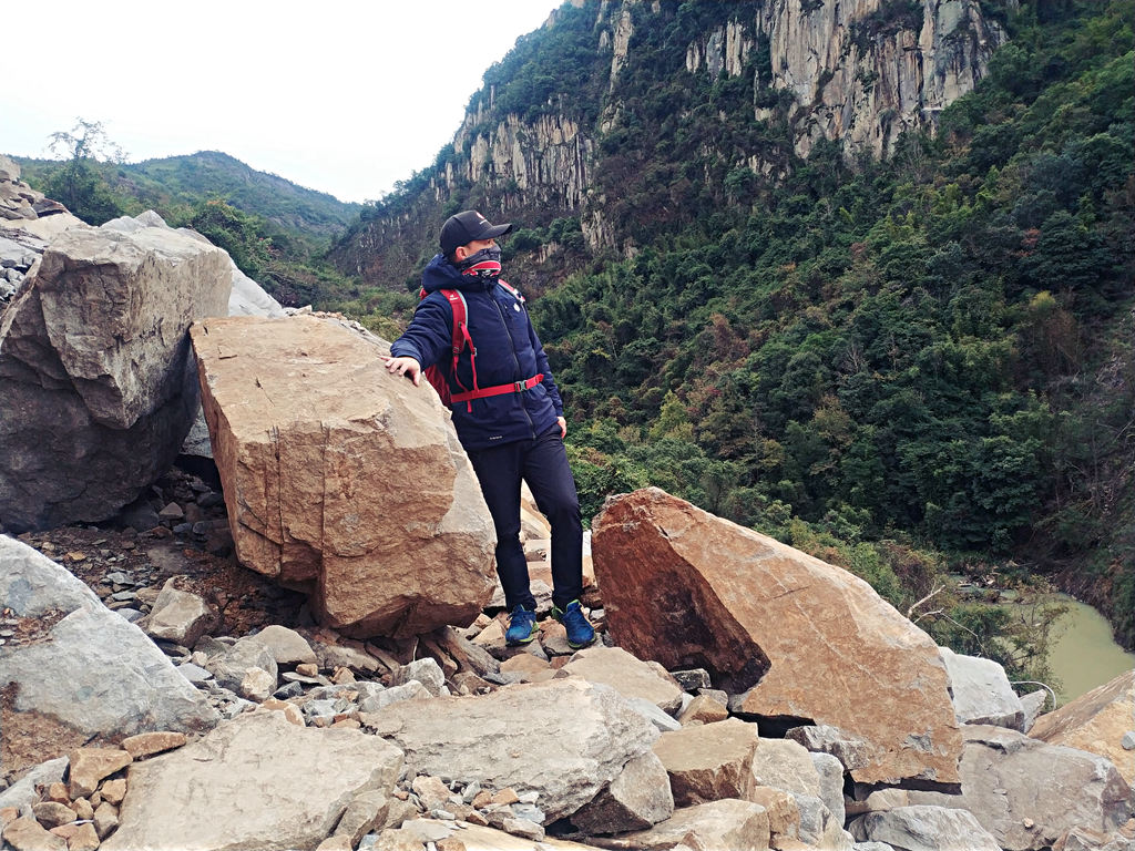 连帽棉服男女同款冬季加厚保暖款,冬季放牧穿的防寒加厚棉服