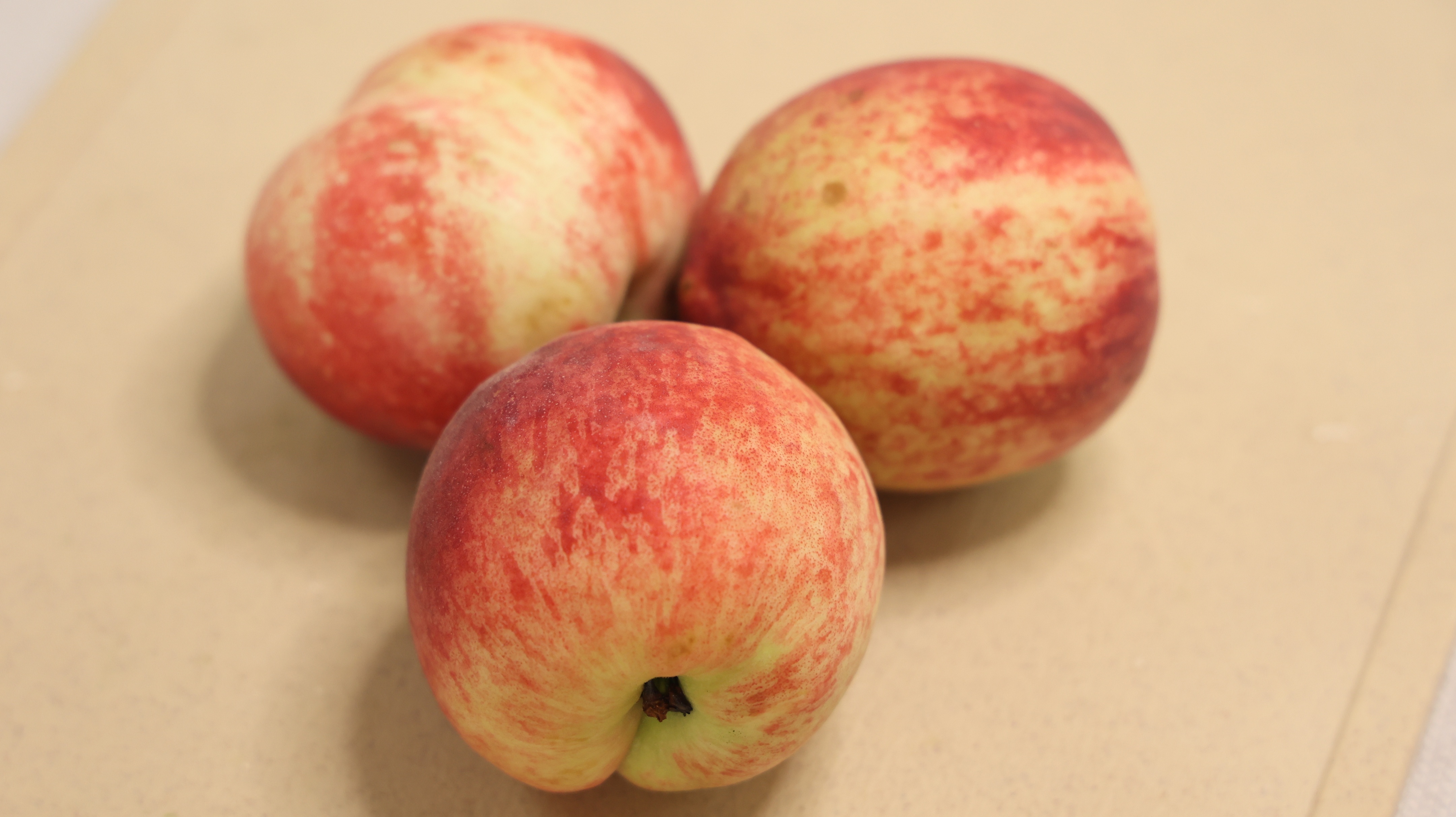 桃核裂开的桃子可以吃吗,桃子的中间烂了还可以继续吃吗