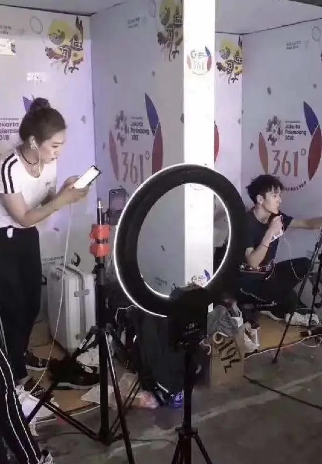 那一年,李佳琦月薪四千,罗永浩负债6亿