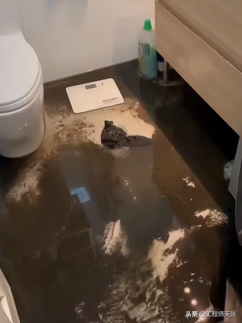 为什么不能买2楼？隔离后返家发现污水遍地，上海一女子很受伤