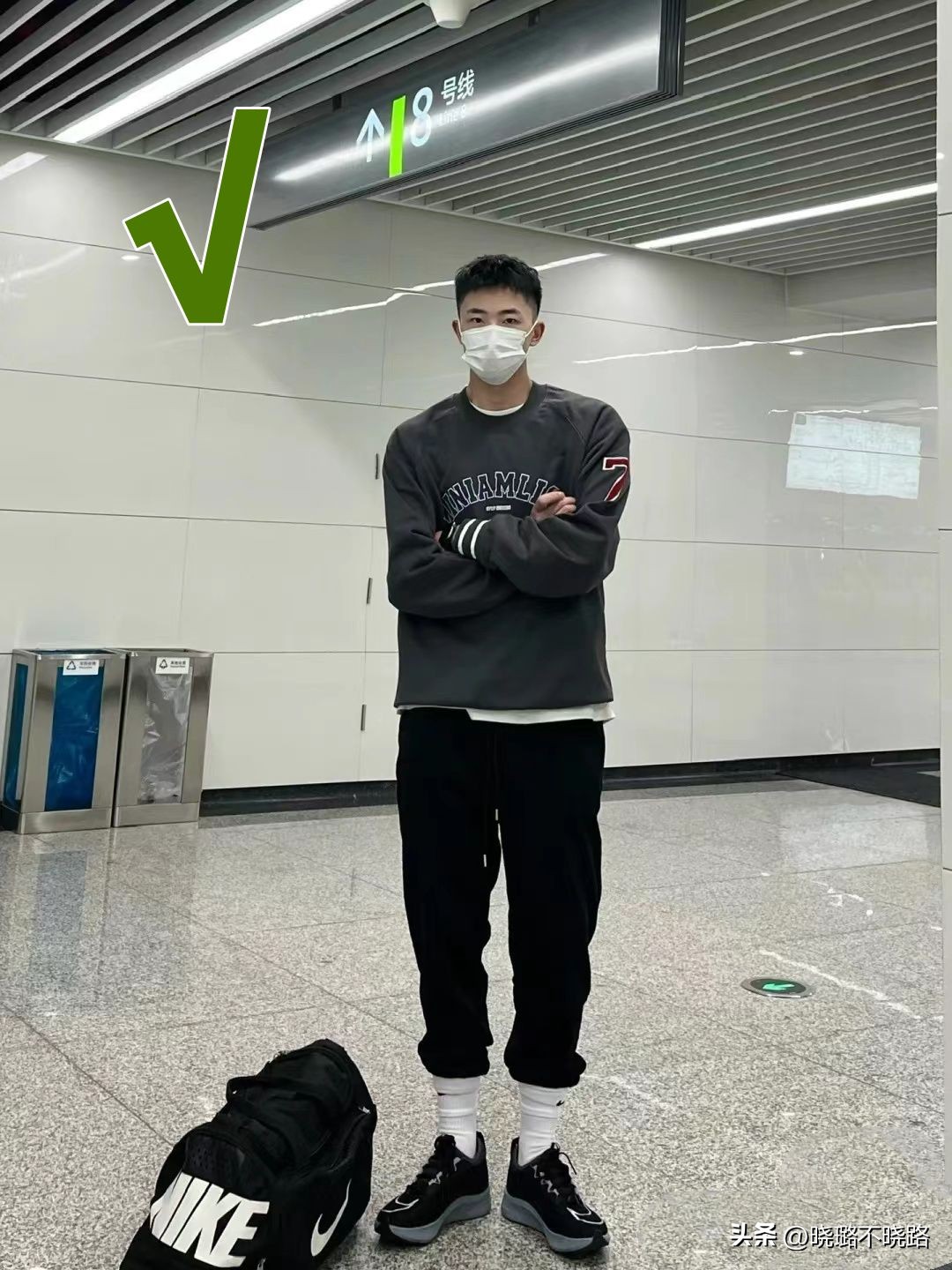 男生今年流行的裤脚穿搭,男生裤脚扎进袜子的穿搭