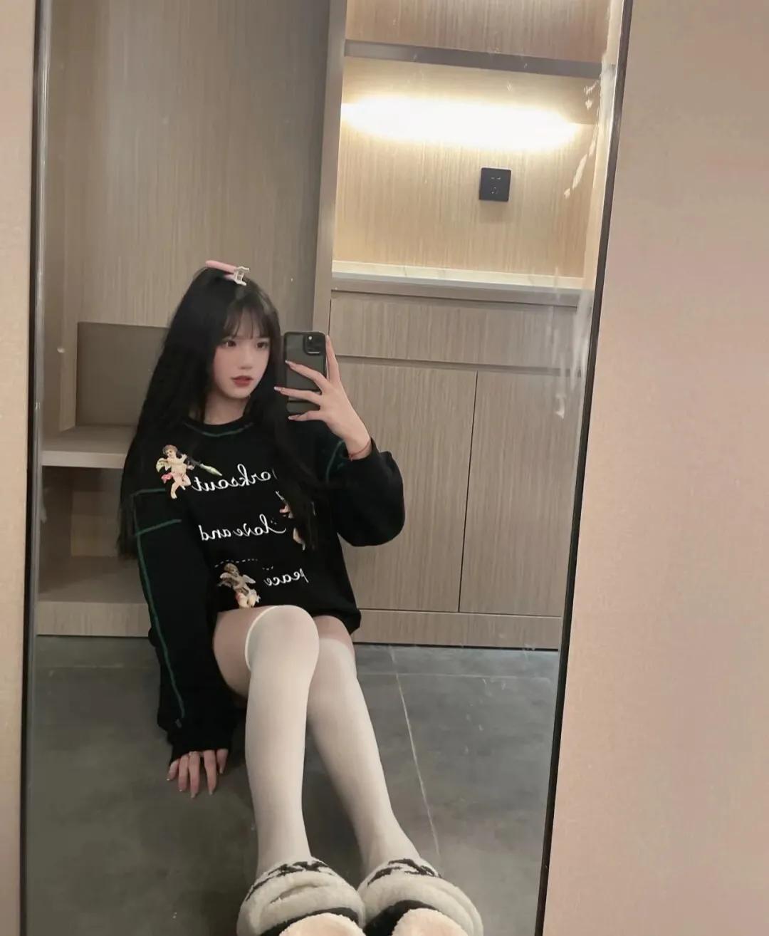 美女这*袜丝**有点紧啊