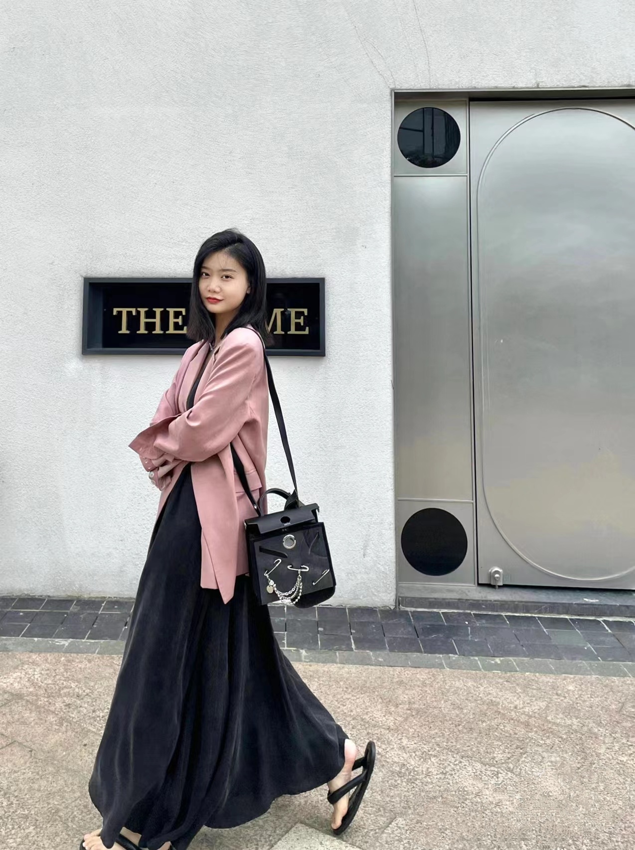 黑色半身褶皱西装长裙怎么搭配,经典长裙配格子西装女人味十足