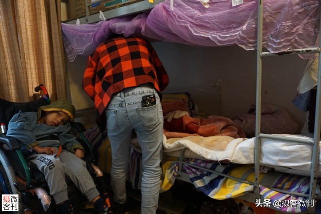 男童重病垂危妈妈哭,两岁男童罹患怪病