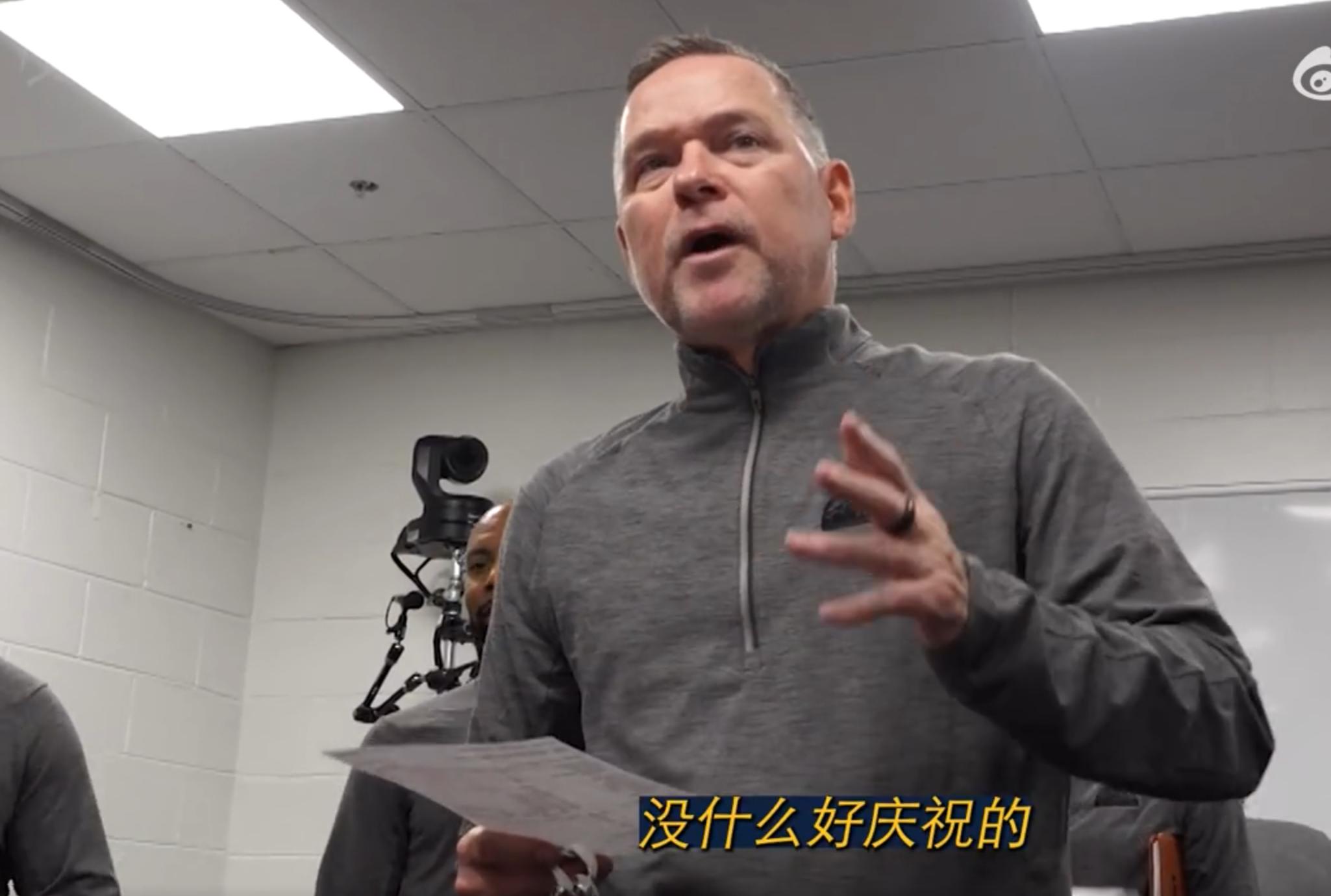 冷静!马龙3-1更衣室训话:没啥好庆祝的!大金链颁给约基奇:你3双呢