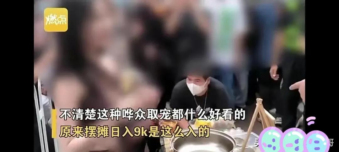 长沙女子坦诚相见街上行走，只因：男友买的不穿！更多毁三观爆料