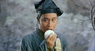 他的感情生活为世俗所不容，他选择离开的方式更让人心痛