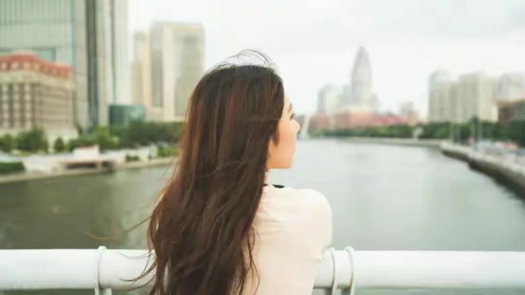 女生微信朋友圈屏蔽你不把你删除,情人之间屏蔽朋友圈但不删除微信