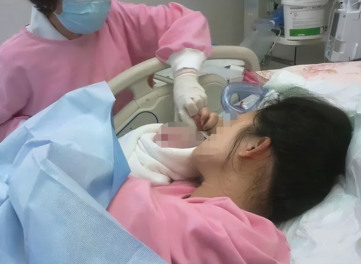 画面不堪入目！“人*交奶**易”乱象，成年人竟然能躲在怀里喝奶？