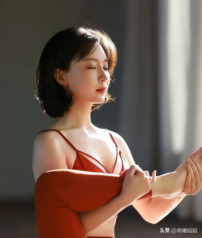 女人剪短发时尚好看,女人上了年纪就剪短头发