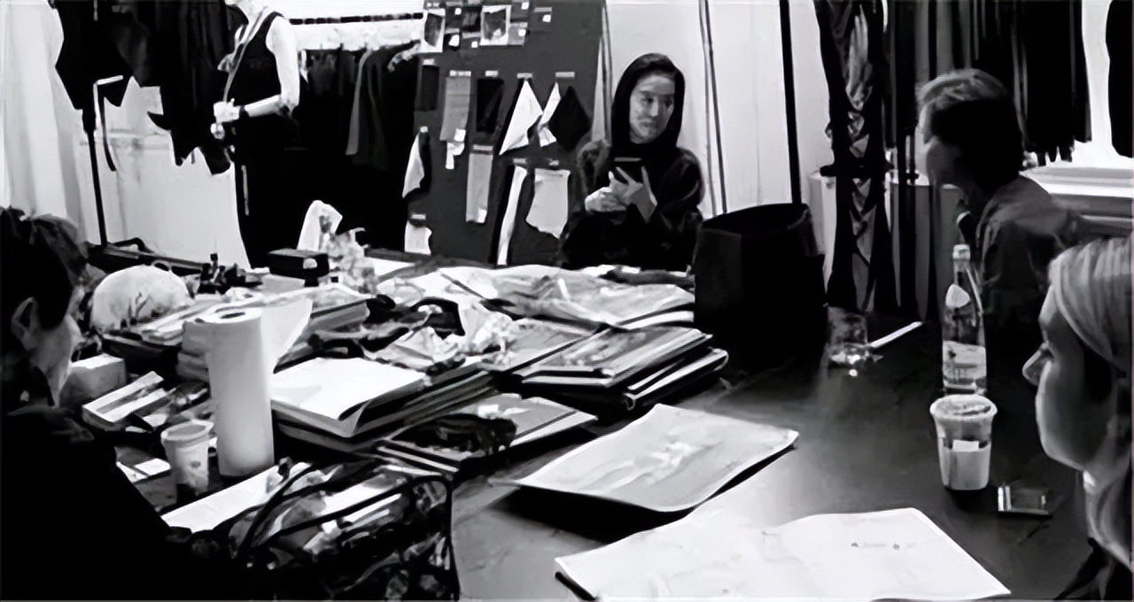 “时尚魔女”王薇薇：63岁离婚，与27岁小鲜肉热恋，她活成了女王